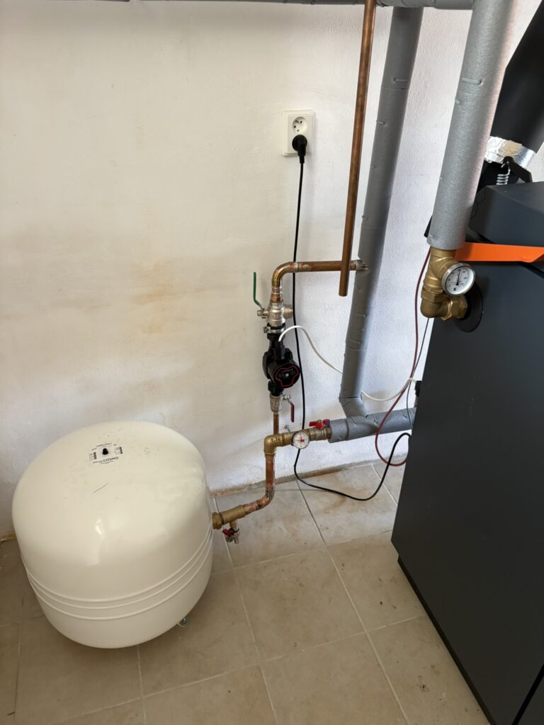 Detail hydraulického zapojení kotle s oběhovým čerpadlem a expanzní nádobou
