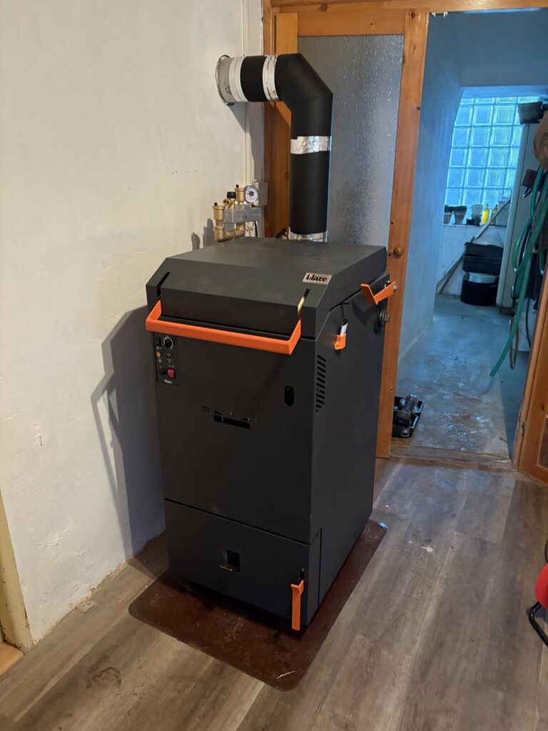 Nový kotel Blaze Natural Plus 25 kW instalovaný v přízemí domu