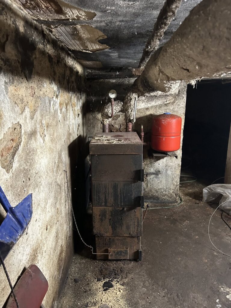 Původní kotel ve sklepě před výměnou za Blaze Natural Plus