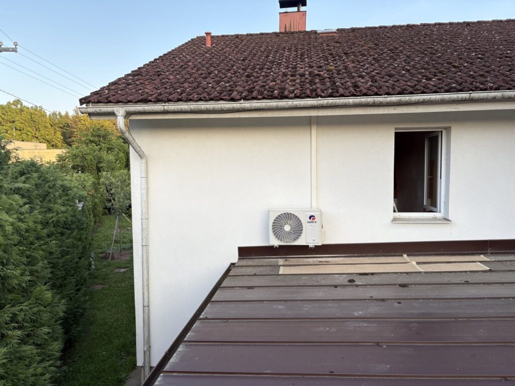 Venkovní jednotka klimatizace GREE na fasádě domu