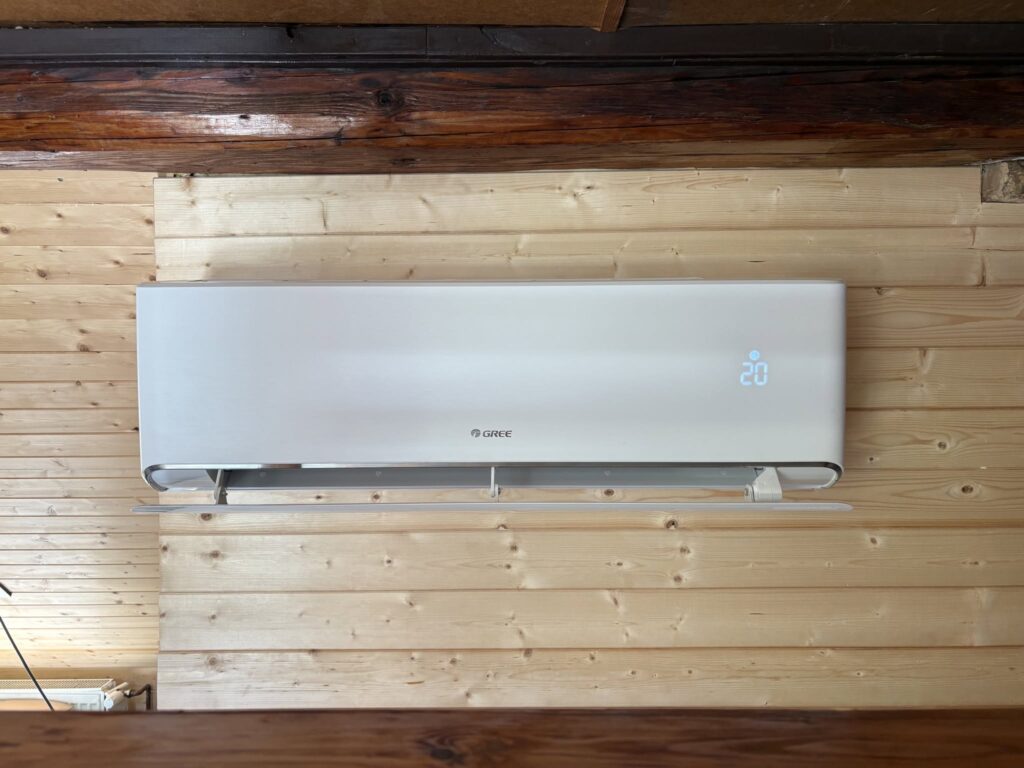 Vnitřní jednotka klimatizace GREE AIRY na dřevěném obkladu
