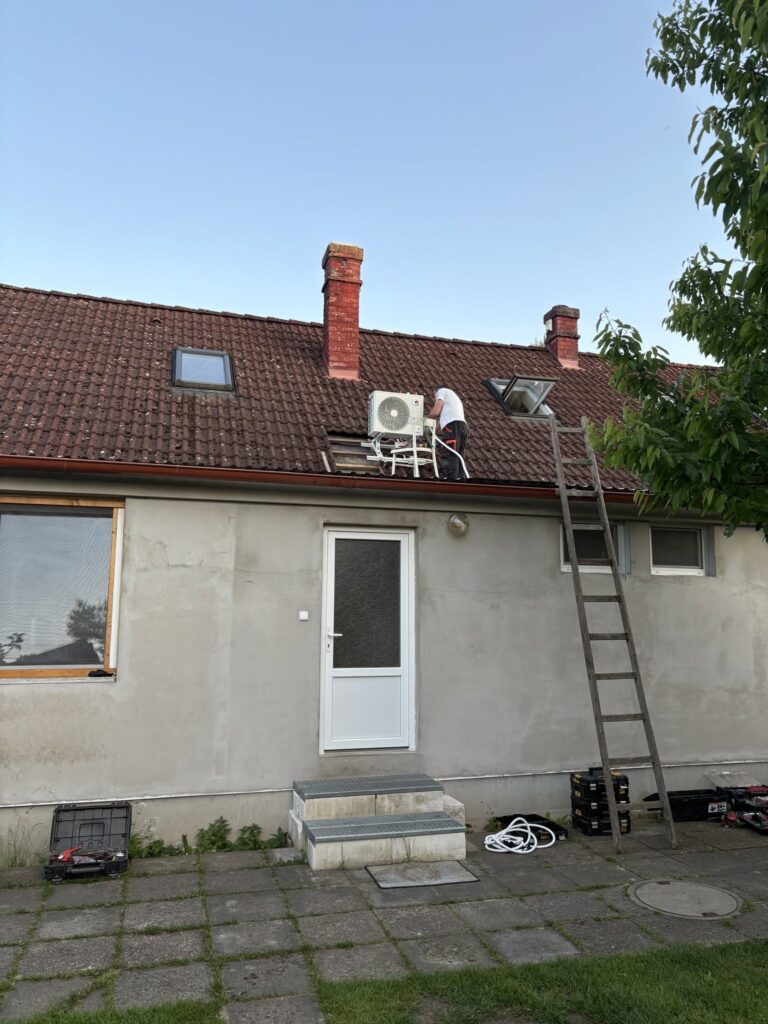 Montáž venkovní jednotky klimatizace GREE AIRY na střeše domu