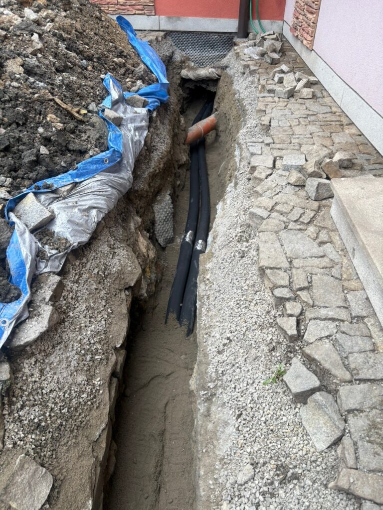 Potrubní propojení tepelného čerpadla uložené ve výkopu